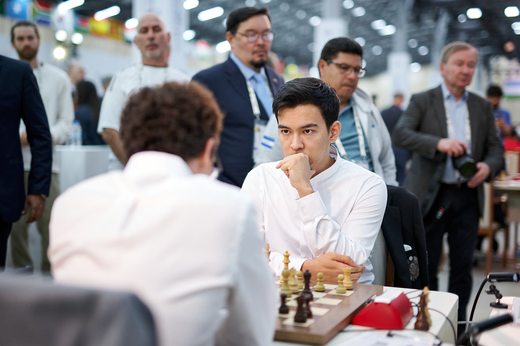 Nodirbek Abdusattorov durante su partida frente a Fabiano Caruana en la novena ronda de la Olimpiada de 2026